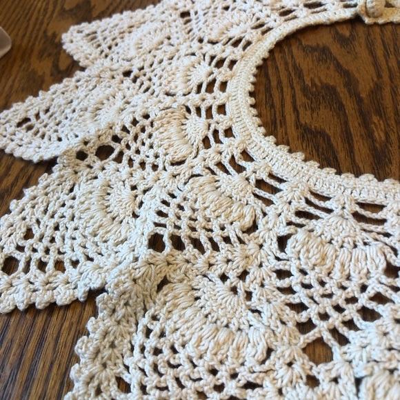 Vintage Handmade Crocheted Collar Ecru Strawberry Pattern - Picture 6 of 9